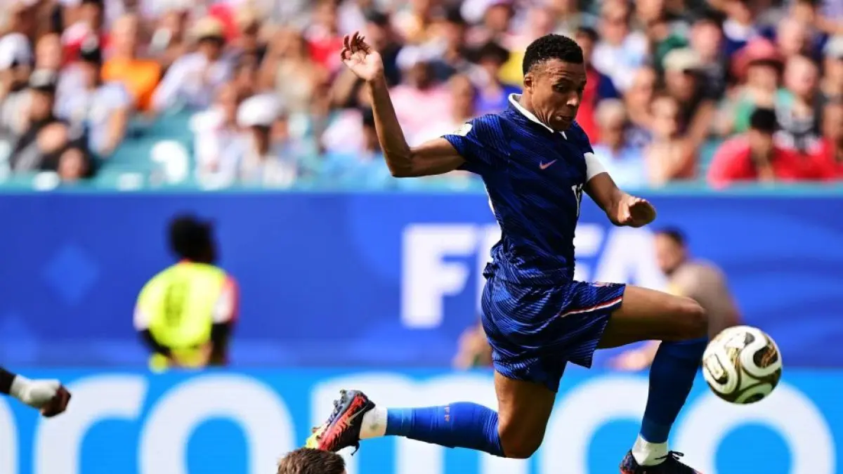 Salah satu aksi Kylian Mbappe saat melewati kiper Inggris, dalam laga perebutan juara ketiga Piala Dunia 2026, Minggu (19/7) dini hari.(dok/antara)