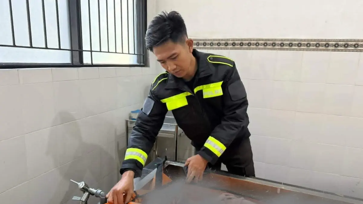 TRAGIS: Petugas memeriksa jenazah korban tabrak lari di rumah sakit. FOTO: IST/RADAR SAMPIT