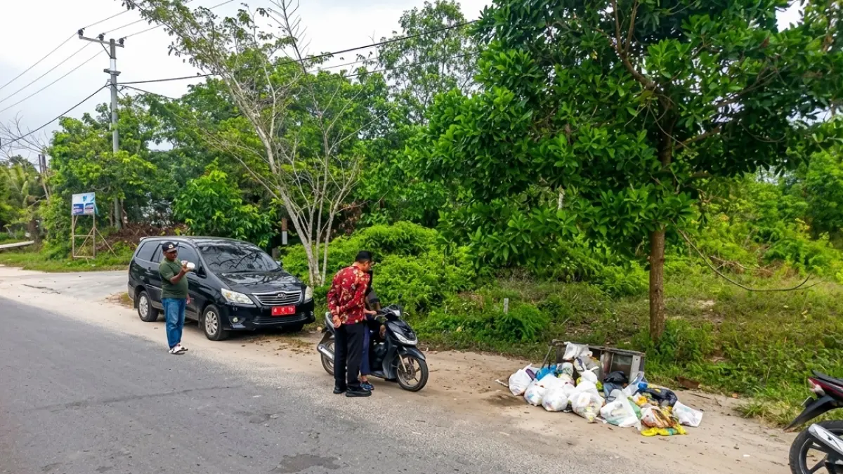 Warga pembuang sampah di TPS liar diberikan edukasi oleh Kepala Dinas Lingkungan Hidup Syahyani, belum lama ini.