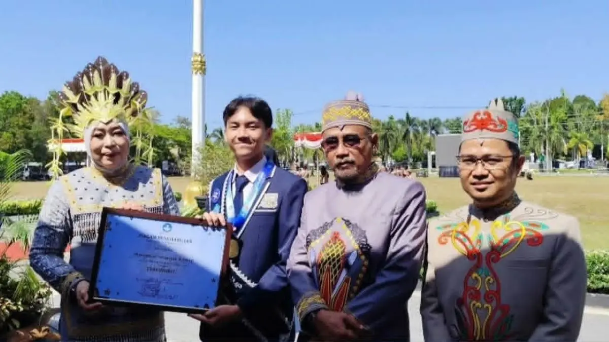 LUAR BIASA: Siswa SMP Negeri 2 Palangka Raya, Muhammad Fathan Suhaimi, menerima medali, trofi, dan sertifikat penghargaan dari Pemerintah Kota Palangka Raya setelah meraih Juara Terfavorit pada Apresiasi Bintang Sobat SMP Tahun 2026. FOTO: IST/RADAR SAMPIT