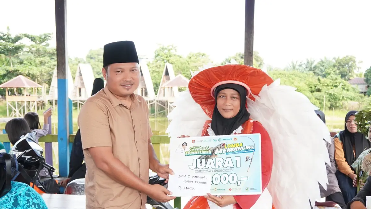 Anggota DPRD Kotawaringin Barat Muhammad Toha memberikan hadiah kepada pemenang lomba di Desa Lalang. (SYAMSUDIN/RADAR SAMPIT)