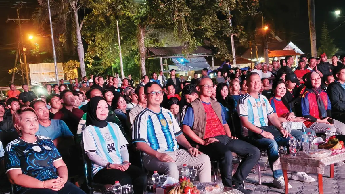 NOBAR : Bupati Gumas Jaya Samaya Monong bersama Kapolres Gumas AKBP Arum Sari Puspita Dewi, Dandim 1018/GMS Letkol Arm Danang Wahyu Utomo, Kajari Nugroho Wisnu Pujoyono dan ratusan masyarakat nobar final piala dunia 2026 di Taman Kota Kuala Kurun, Senin (20/7/2026) dini hari. FOTO : ARHAM SAID/RADAR SAMPIT