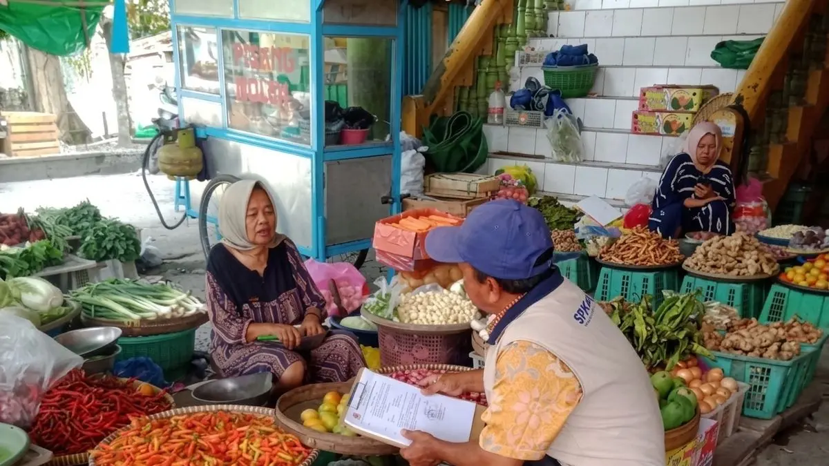 KABAR PASAR: Bidang Perdagangan, Disperindagkop Kabupaten Kotawaringin Barat (Kobar) melaksanakan pemantauan harga komodintas di pasar tradisional Indra Sari, Pangkalan Bun, belum lama tadi. FOTO: IST/RADAR SAMPIT 