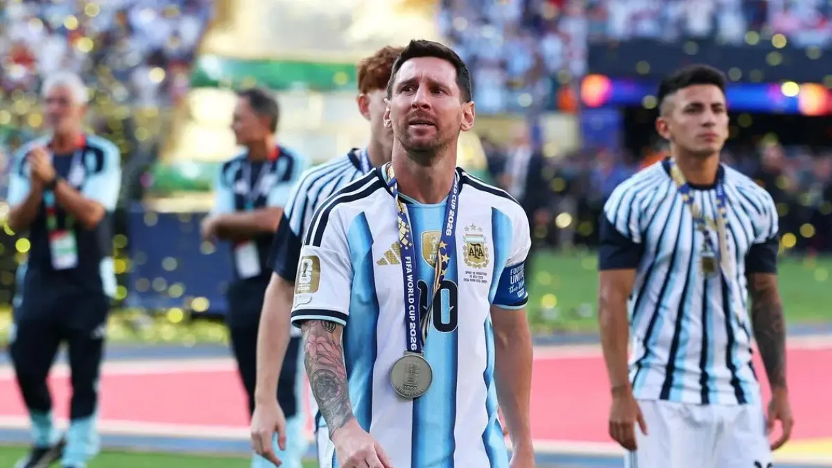 Kapten timnas Argentina, Leonel Messi usai menerima medali perak, sebagai Runner Up Piala Dunia 2026, Senin (20/7) dini hari WIB. (net)
