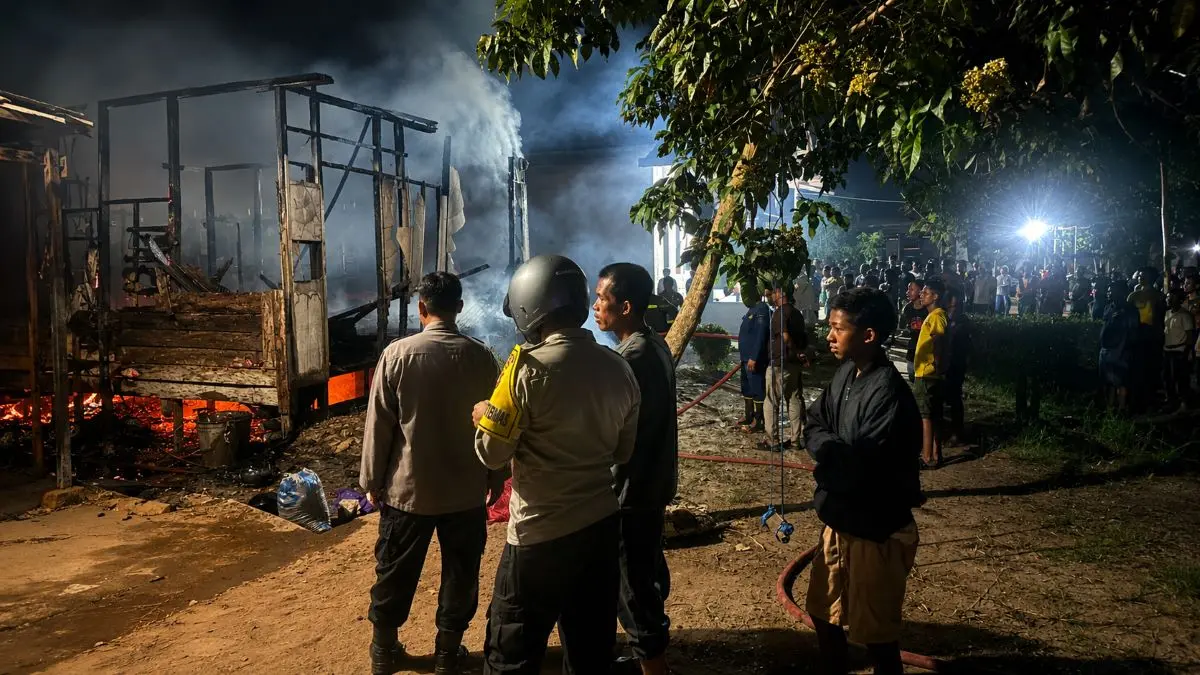 KEBAKARAN: Petugas Kepolisian saat mendatangi lokasi kebakaran satu rumah warga Desa Bajarum, Kecamatan Kota Besi, Kotim, Minggu (19/7/2026) malam.