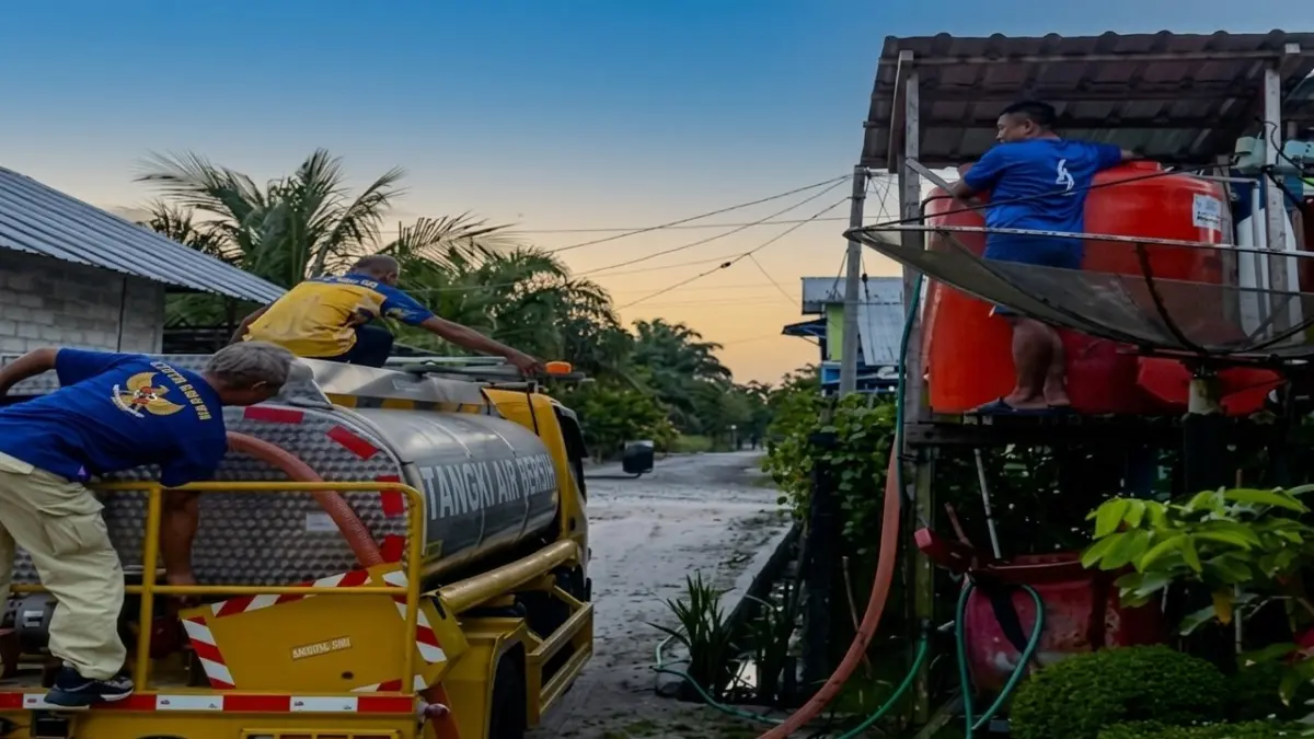 KEKERINGAN: Satgas Cipta Karya Dinas PUPR Kabupaten Kotawaringin Barat menyalurkan air bersih kepada warga di RT 27, Pangkalan Bungur, Kelurahan Baru, Kecamatan Arut Selatan, Senin 20 Juli 2026. (ist) 