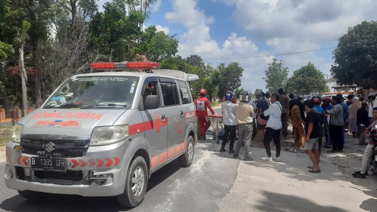 Korban kecelakaan di Jalan Topar, Desa Pasir Panjang, Kecamatan Arut Selatan, Kabupaten Kotawaringin Barat, dibawa ke RSUD Sultan Imanuddin Pangkalan Bun, Senin 20 Juli 2026. (ist) 