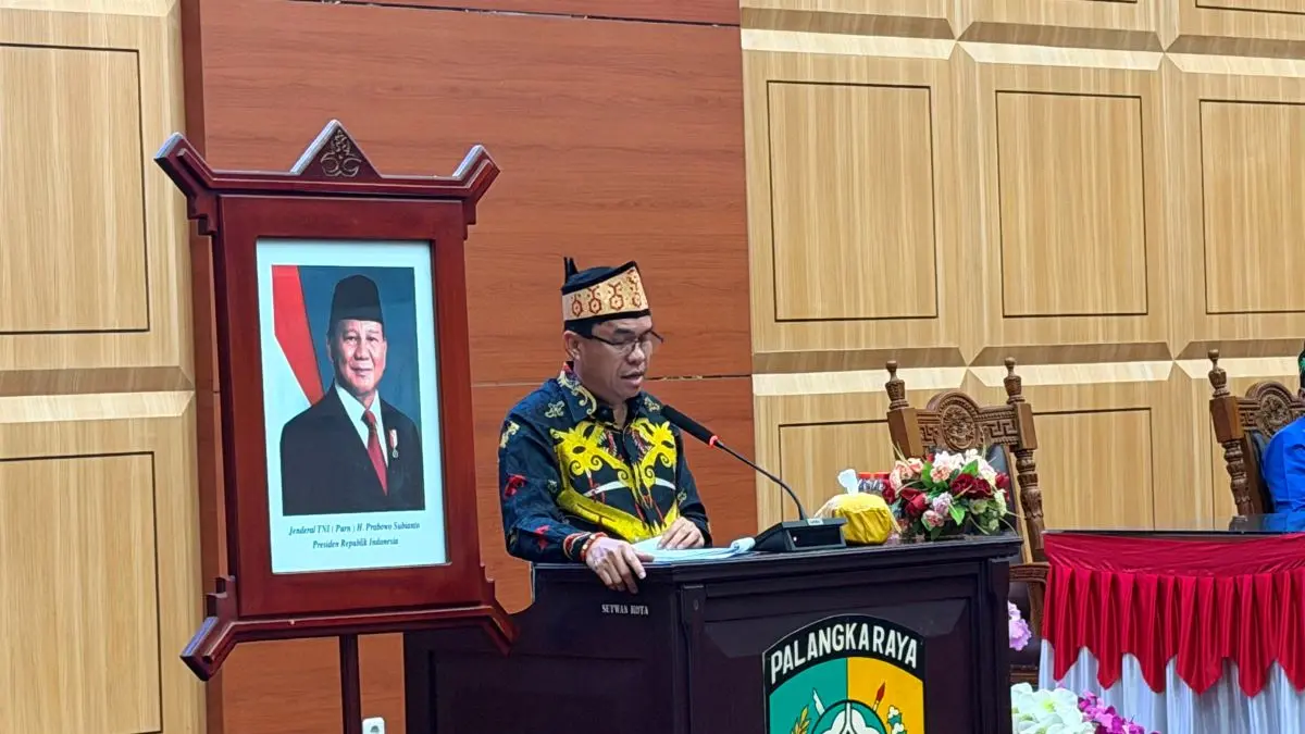 PAPARAN: Sudarto menyampaikan laporan hasil rapat komisi melalui rapat paripurna, beberapa waktu lalu. FOTO: IST/RADAR SAMPIT
