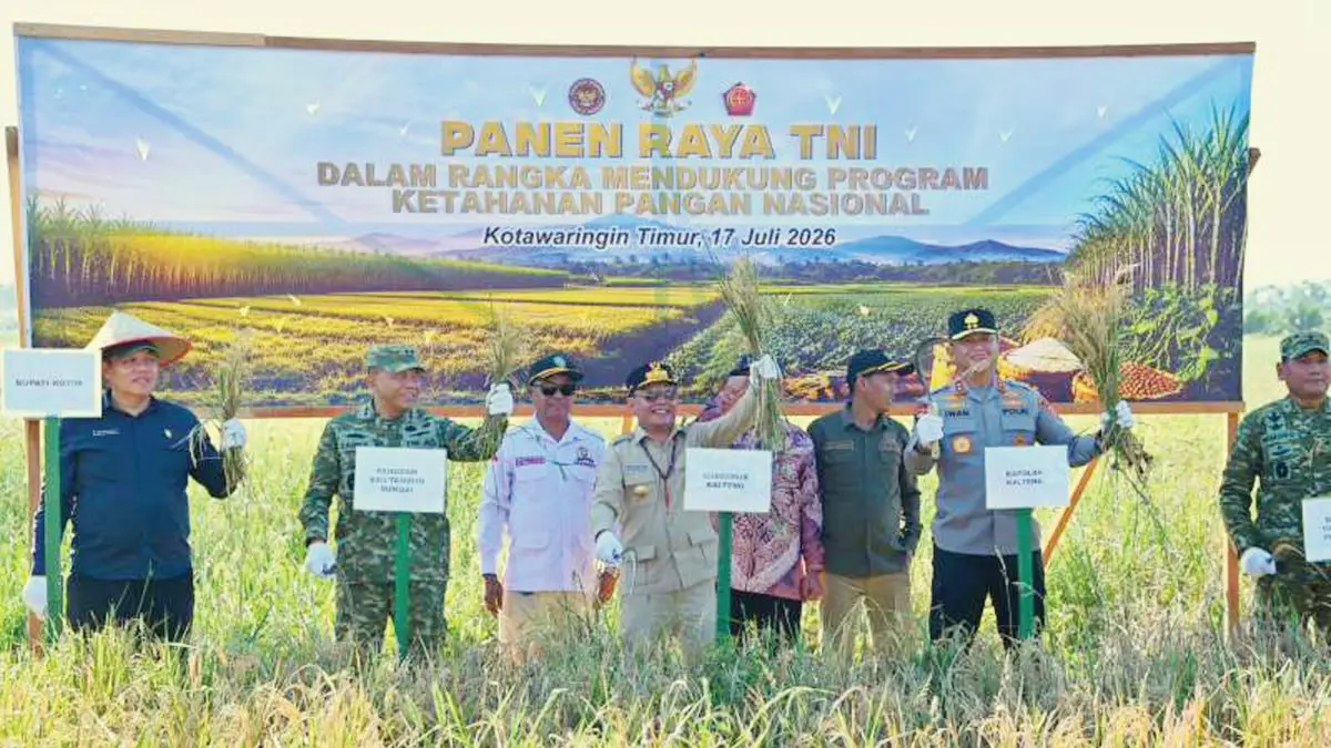 PERTANIAN: Gubernur Kalteng Agustiar Sabran bersama unsur pimpinan daerah melaksanakan kegiatan panen raya di Desa Lampuyang. Teluk Sampit, Kotawaringin Timur (Kotim). FOTO: BIRO ADPIM/RADAR SAMPIT. 