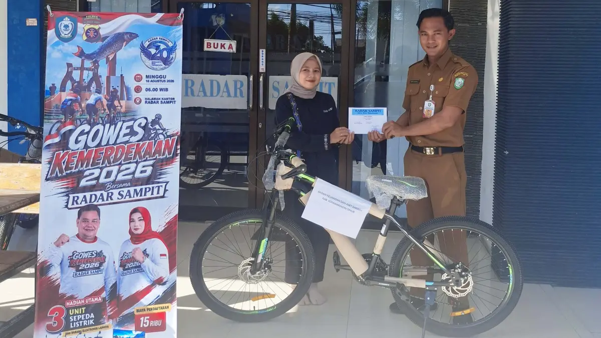 Perwakilan BKAD Kotim serahkan satu unit sepeda, Senin (20/7/2026). (bella/radarsampit)