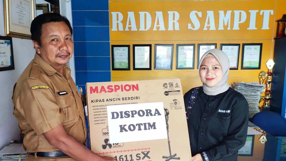 Perwakilan Dispora Kotim serahkan hadiah satu unit kipas angin, (Senin 20/7/2026).(bella/radarsampit)