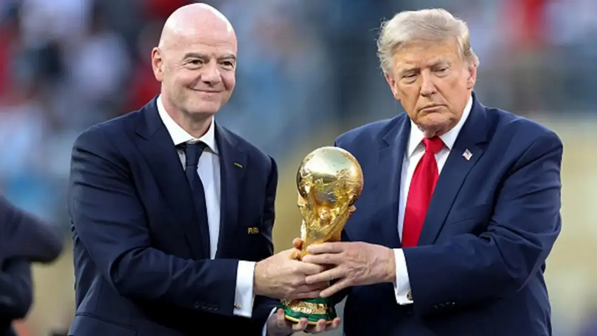 Presiden FIFA Gianni Infantino dan Presiden AS Donald Trump saat memegang Piala Dunia 2026.(net)