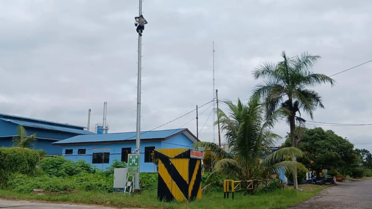 Proses pemasangan Closed Circuit Television (CCTV) di sejumlah titik strategis di area kerja Pelabuhan Bagendang. (Foto: Pelindo Multi Terminal) 