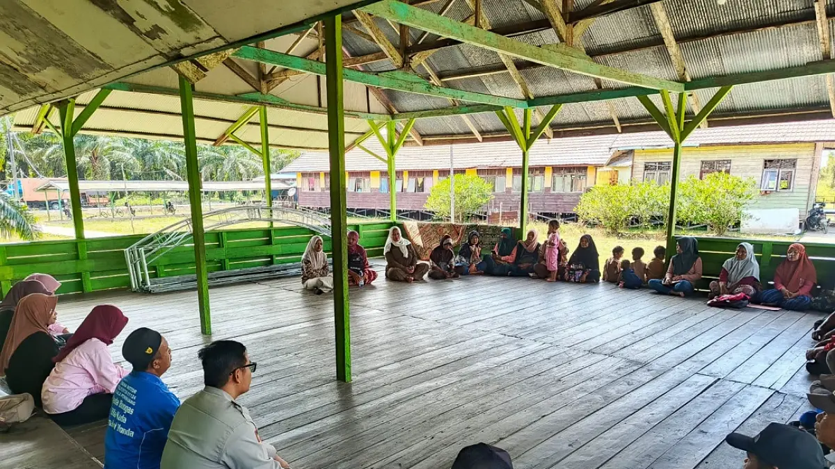 Rapat RT/RW di UPT Tanggul Harapan, Desa Pematang Limau, Kecamatan Seruyan Hilir, Sabtu (18/7). (RIFANI/RADAR SAMPIT) 