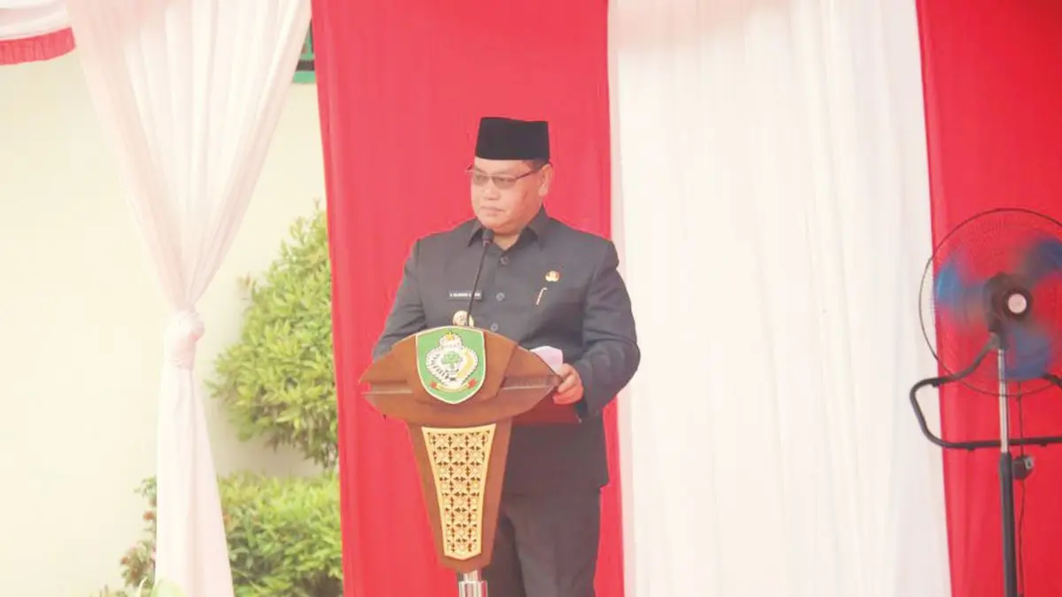 SAMBUTAN: Bupati Kotim Halikinnor membacakan sambutan saat menghadiri agenda pemerintah daerah, beberapa waktu lalu. FOTO: YUNI/RADAR SAMPIT