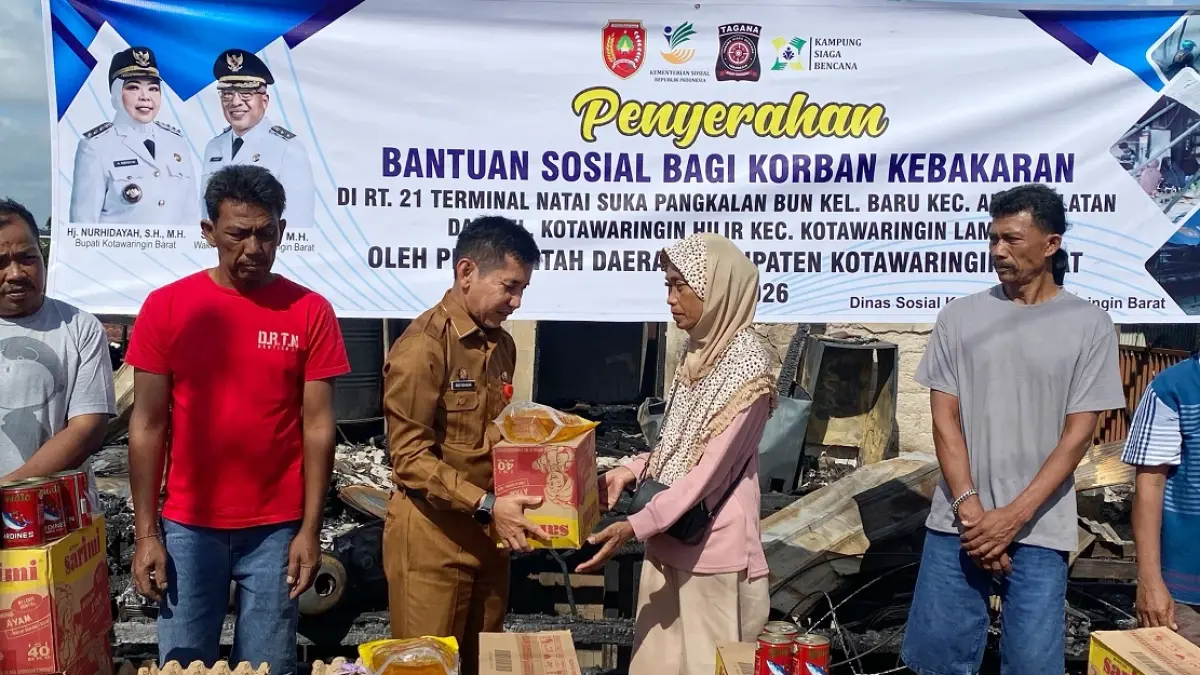 Sekretaris Daerah Kotawaringin Barat menyalurkan bantuan sosial untuk korban kebakaran.&nbsp; (SYAMSUDIN/RADAR SAMPIT)&nbsp;