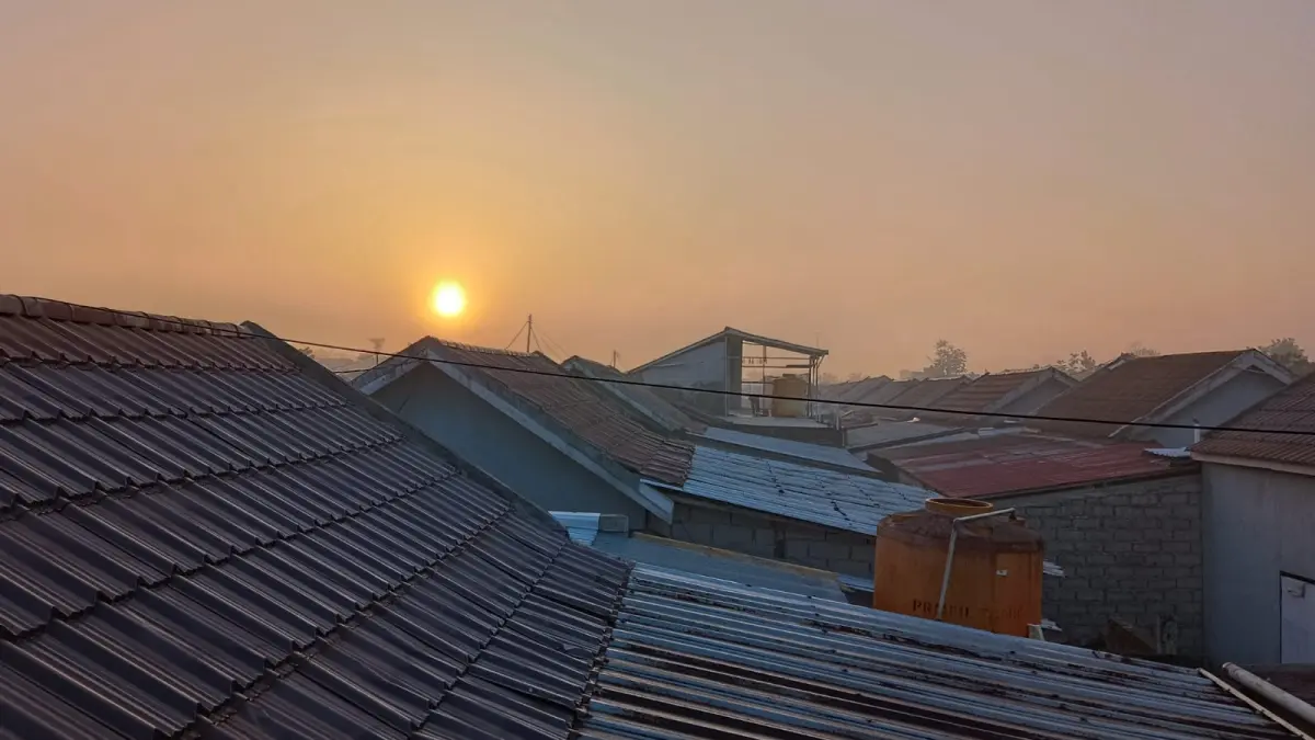 Sinar matahari pagi harus berjuang hebat untuk menembus kabut asap tipis di atas langit Sampit, Kabupaten Kotawaringin Timur, Senin (20/7/2026). (Usay Nor Rahmad/Radar Sampit)&nbsp;