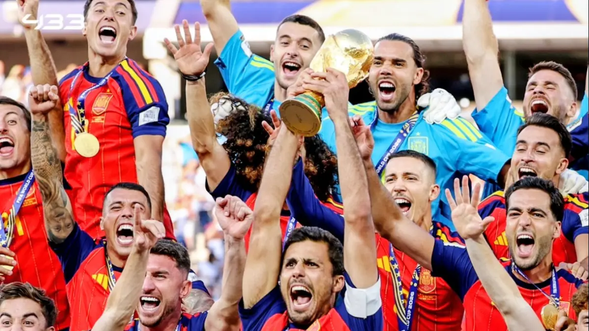 Timnas Spanyol saat mengangkat Piala Dunia 2026 di AS, setelah mengalahkan Argentina 1-0.(net)