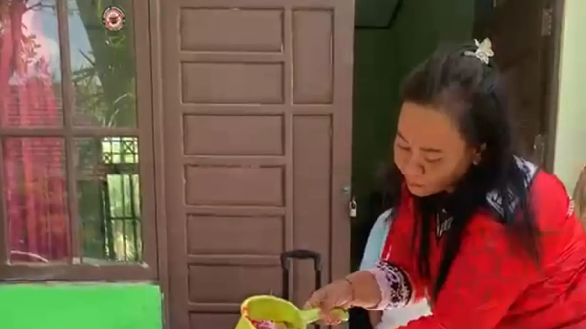 Tradisi penyiraman air bunga yang digelar sebagai rangkaian penutupan MPLS SMK Bhakti Mulya Sampit, Kabupaten Kotim, Senin (20/7).  (Ist)