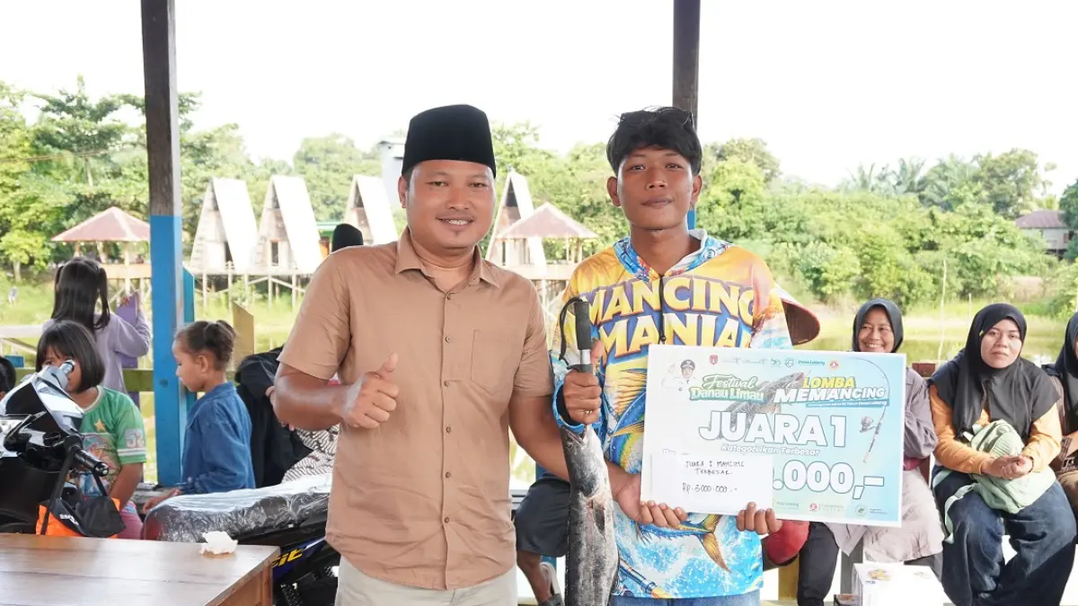 Anggota DPRD Kobar Muhammad Toha memberikan hadiah kepada pemenang lomba di Desa Lalang. (SYAMSUDIN/RADAR SAMPIT) 