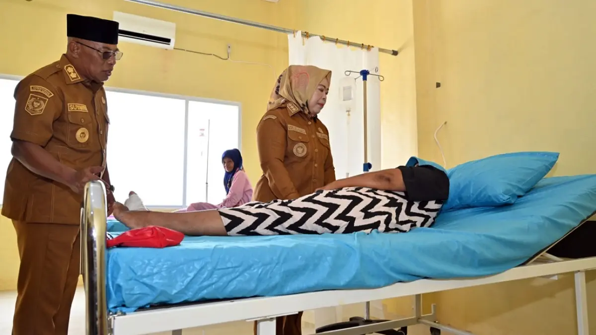 Bupati Kotawaringin Barat meninjau layanan persalinan di Puskesmas Kumai yang kini telah dilengkapi ruang rawat inap dan ruang persalinan yang representatif. (SYAMSUDIN/RADAR SAMPIT) 