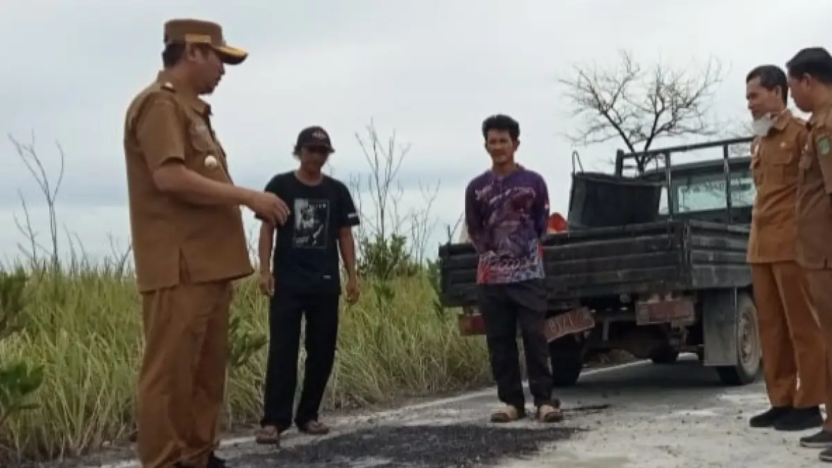 Bupati Sukamara Masduki memantau perbaikan jalan beberapa waktu lalu dan memastikan anggaran tepat guna. (FAUZIANNUR/RADAR SAMPIT)&nbsp;