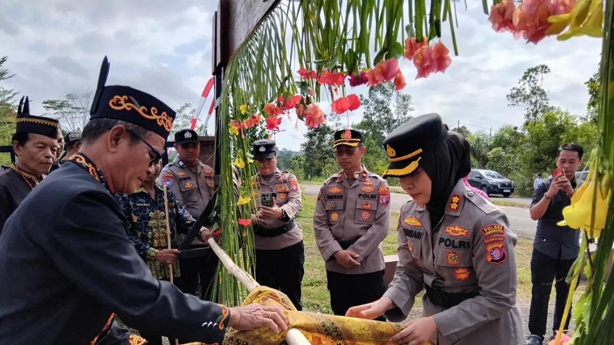 Damang Kurun&nbsp;Yuelis Untung ketika menyambut kedatangan Kapolres Gumas AKBP&nbsp;Arum Sari Puspita Dewi, dengan tradisi potong pantan, Jumat (17/7). (ARHAM SAID/RADAR SAMPIT) 