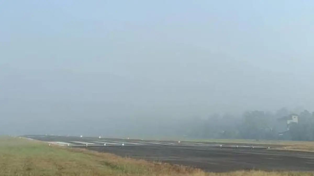 Kabut asap menutup landasan pacu Bandar Udara H Asan Sampit, Kabupaten Kotawaringin Timur, saat pagi hari. (Warga/Radar Sampit)