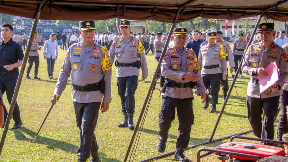 Kapolda Kalteng dan jajaran saat memeriksa sejumlah peralatan penanganan Karhutla, saat mengawali Operasi Aman Nusa II, dalam apel di Malpolda Kalteng, Selasa (21/7/2026). (dodi/radarsampit)