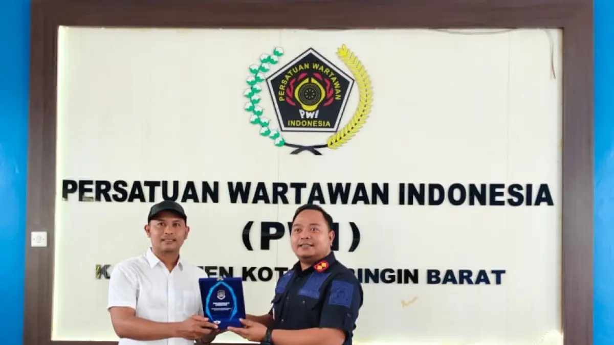 Kepala Kantor Imigrasi Kelas III TPI Kotawaringin Barat, Hendra Wahyudi saat bersama Ketua PWI Kobar Syamsudin ketika berkunjung ke kantor PWI Kobar, Jalan Sutan Syahrir Pangkalan Bun, Selasa (21/7/2026) (Slamet Harmoko/Radar Sampit)