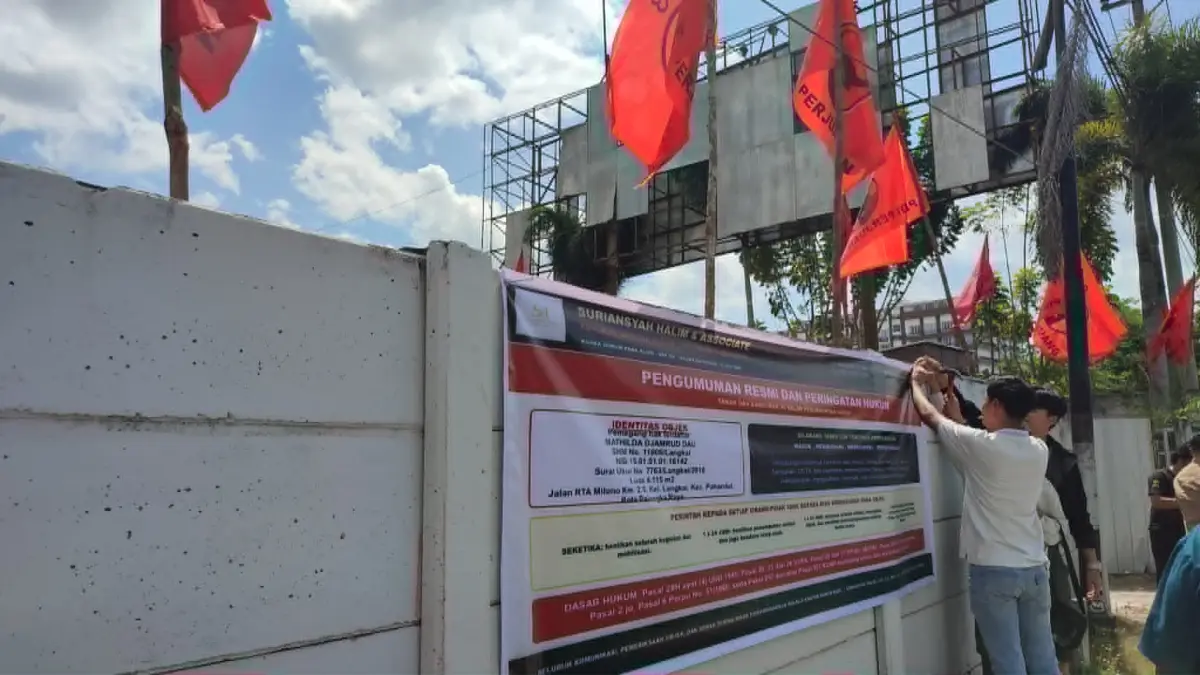 Pemasangan spanduk somasi oleh salah satu pihak, terkait sengketa eks lahan dan kantor DPD PDI-Perjuangan Kalteng, baru-baru tadi.(dok.dodi/radarsampit)