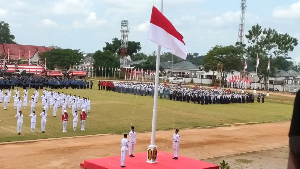 PENGIBAR BENDERA: Paskibraka Kotim saat bertugas upacara pengibaran bendera merah putih pada peringatan HUT RI, tahun lalu. FOTO: DOK.YUNI/RADAR SAMPIT 
