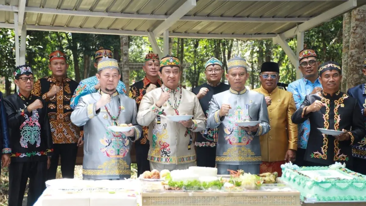 RAMAH TAMAH: Wakil Gubernur Kalteng Edy Pratowo bersama unsur Pemerintah Kabupaten (Pemkab) Katingan pada kegiatan ramah tamah usai upacara HUT Katingan. FOTO: MMC KALTENG/RADAR SAMPIT