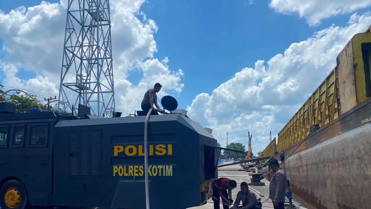 SIAGA : Personel Polres Kotim melakukan pengisian air ke kendaraan taktis Water Cannon, Senin (20/7/2026). FOTO: FAHRY/RADAR SAMPIT