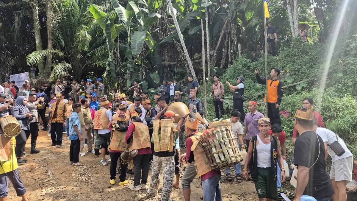 Warga bersiap menggelar arak-arakan tradisi Maonjuan Sorah di sekitar Sungai Delang menuju Desa Riam Penahan, baru-baru tadi.(ria/radarsampit)