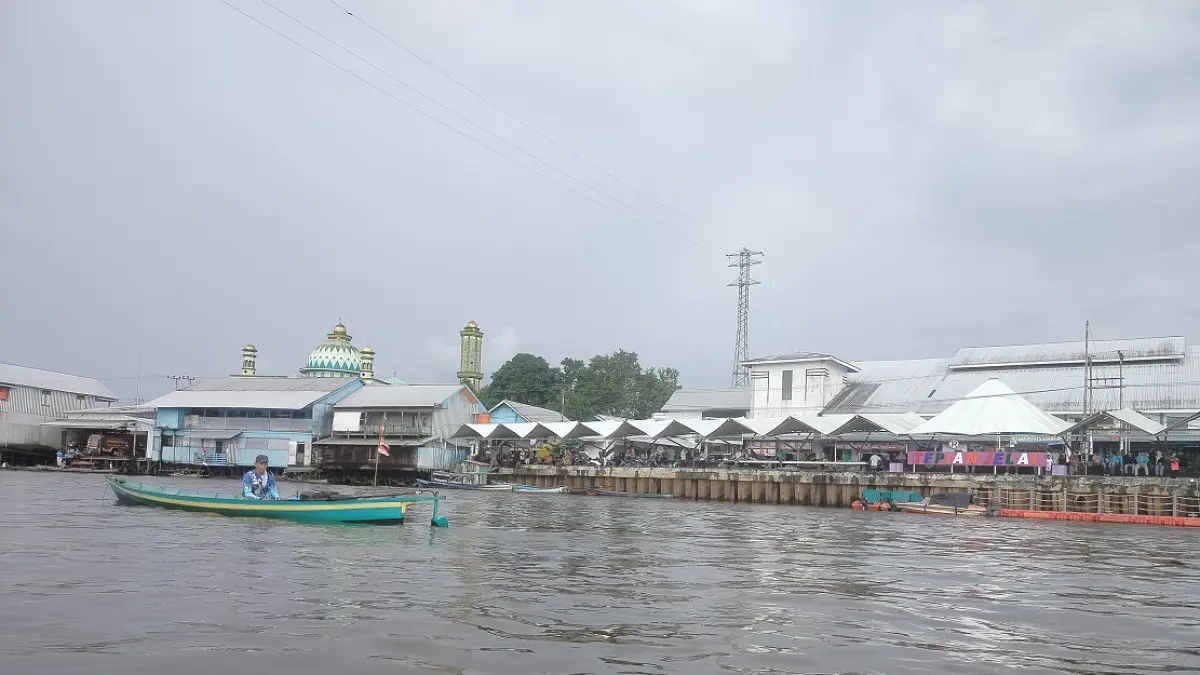 Warga sedang memancing di tengah Sungai Jelai menggunakan perahu kecil. (FAUZIANNUR/RADAR SAMPIT)&nbsp; 