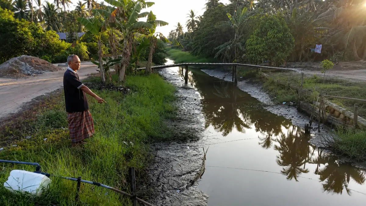 KEMARAU : Ketua BPD Desa Samuda Besar, Hamdi, menunjukkan kondisi sungai di Desa Samuda Besar, Kecamatan Mentaya Hilir Selatan, yang mengalami penyusutan debit air akibat musim kemarau panjang. Kondisi tersebut mulai mengganggu aktivitas warga dan memicu kekhawatiran akan krisis air bersih. (Foto: Heriansyah/Radar Sampit)

&nbsp;