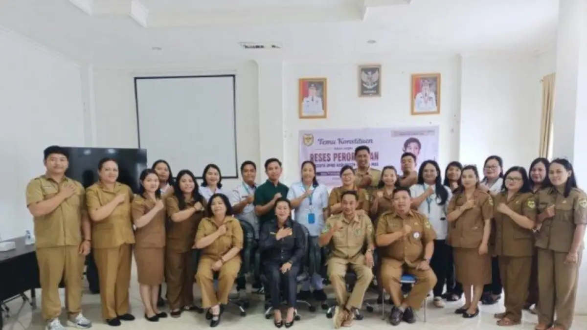 Anggota DPRD Kabupaten Gumas Rayaniatie Djangkan bersama tenaga kesehatan, usai reses perorangan di RSUD Kuala Kurun, Selasa (21/7).(istimewa)