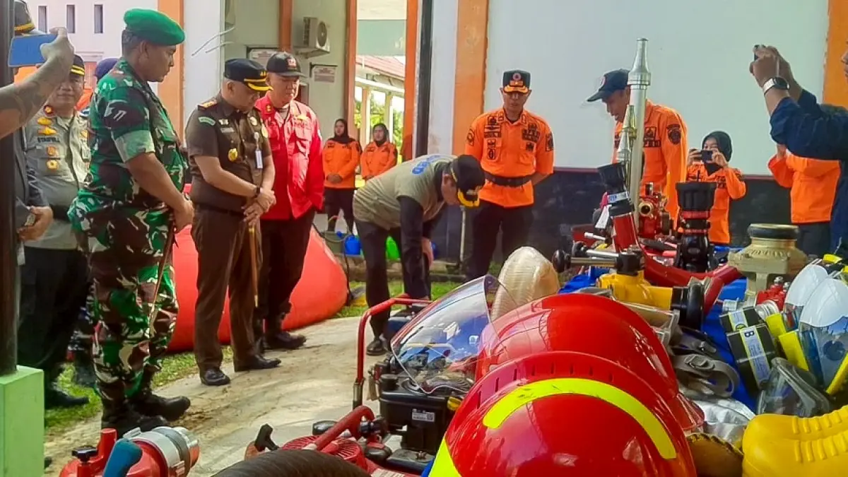 Bupati Seruyan Ahmad Selanorwanda meninjau kesiapan sarana dan prasarana (sarpras) karhutla usai Apel Siaga Darurat Karhutla dan Kekeringan Tahun 2026. Selasa (21/7). &nbsp; ((RIFANI/RADAR SAMPIT))&nbsp;