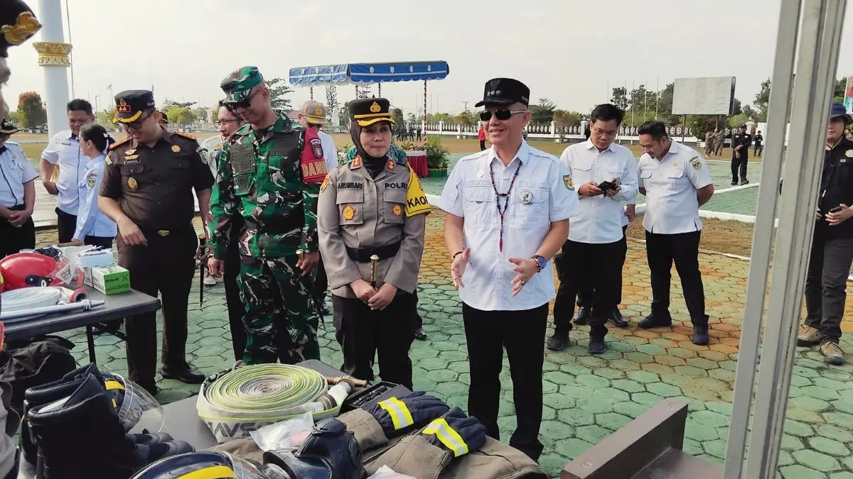 CEK SARPRAS : Bupati Gumas Jaya Samaya Monong bersama Forkopimda melakukan pengecekan Sarpras penanggulangan Karhutla, usai pelaksanaan apel gelar pasukan di halaman kantor Bupati Gumas, Rabu (22/7/2026). FOTO : ARHAM SAID/RADAR SAMPIT