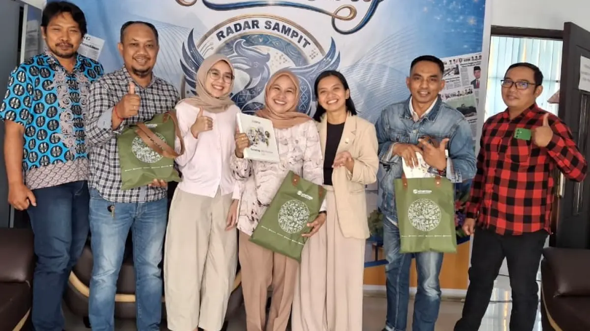 Corporate Communication Senior Officer Sinarmas Annisa Indrayanti mengunjungi Kantor Radar Sampit, Rabu (22/7). Kunjungan Sinarmas disambut langsung Direktur Radar Sampit Siti Fauziah Bersama jajaran manajer. (RURY/RADAR SAMPIT)
&nbsp;&nbsp;