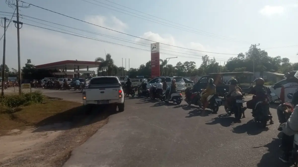 ENERGI: Kendala distribusi BBM membuat antrean kendaraan di SPBU Bangun Sukma Jaya, Kabupaten Sukamara.&nbsp;