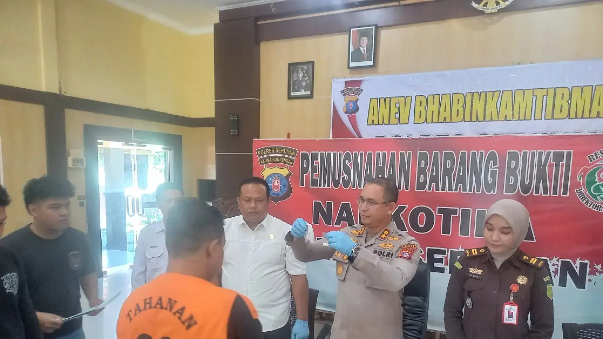 Kapolres Seruyan AKBP Beddy Suwendi didampingi Kejari Seruyan, dan Kasatresnarkoba menunjukkan barang bukti sabu hasil pengungkapan empat kasus peredaran narkotika saat konferensi pers di Mapolres Seruyan, Rabu (22/7). &nbsp;(RIFANI/RADAR SAMPIT)
