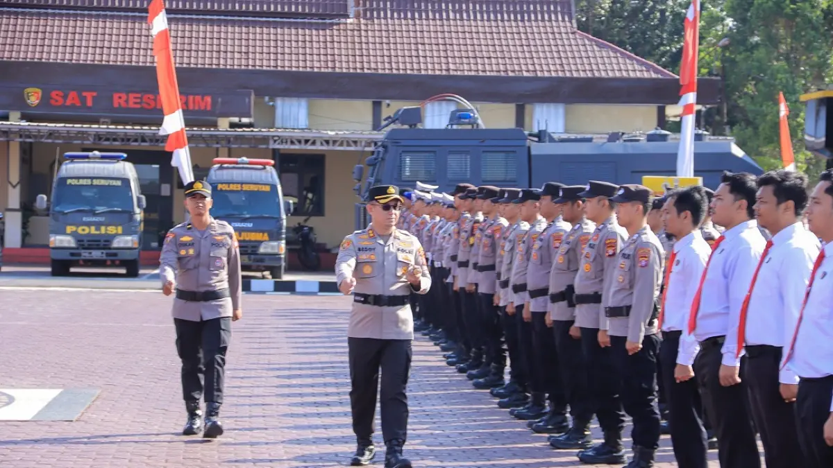 Kapolres Seruyan AKBP Beddy Suwendi memeriksa kesiapan personel saat Apel Gelar Pasukan dan Sarana Prasarana Kontinjensi Aman Nusa II Tahun 2026 di halaman Mapolres Seruyan, Selasa (21/7). (RIFANI/RADAR SAMPIT)&nbsp;