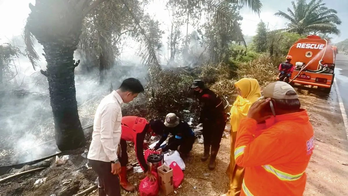 KARHUTLA: Wabup Kotim Irawati meninjau lokasi Karhutla di Jalan Tjilik Riwut Km 10, Sampit, Selasa (21/7/2026). FOTO: WISNU UNTUK RADAR SAMPIT 