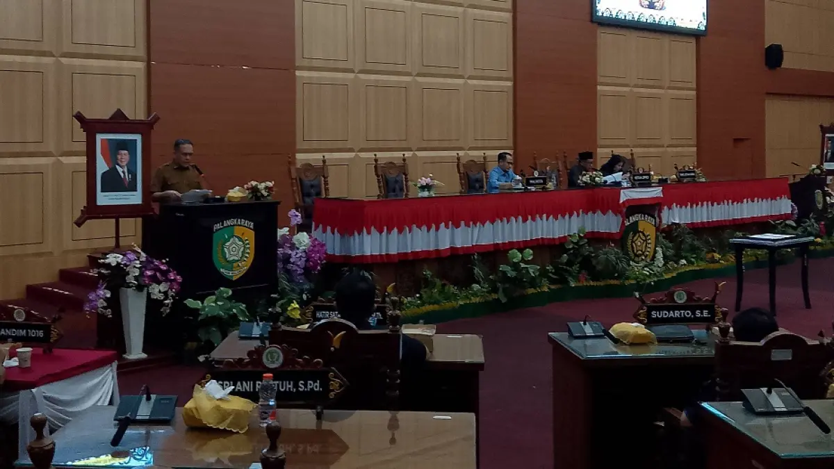 Khemal Nasery saat menyampaikan laporan pembahasan raperda pada kegiatan rapat paripurna beberapa waktu lalu.(dok/yusho/radarsampit)