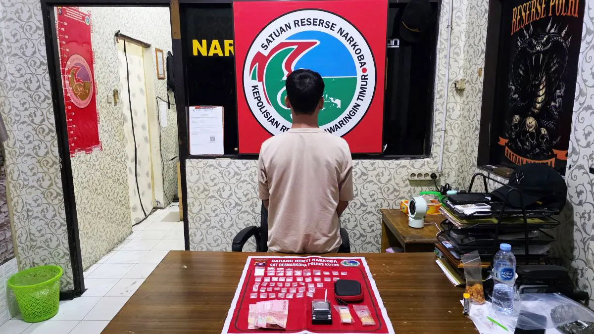 NARKOBA : PJ (38) bersama barang bukti narkoba diamankan di Mapolres Kotim, belum lama tadi. FOTO: POLRES KOTIM/RADAR SAMPIT