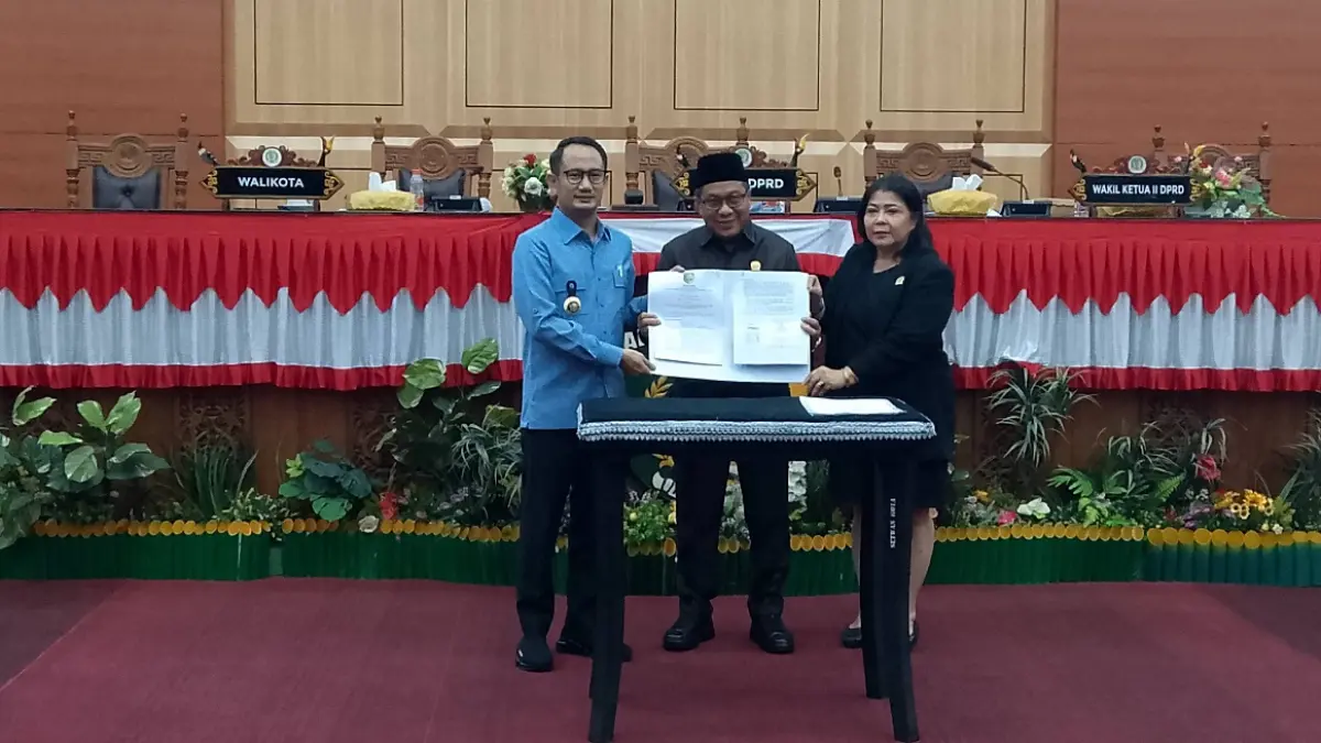 Nenie Adriati Lambung (kanan) bersama pimpinan DPRD dan Wali Kota menandatangani persetujuan bersama raperda pada kegiatan rapat paripurna beberapa waktu lalu.(dok.yusho/radarsampit)