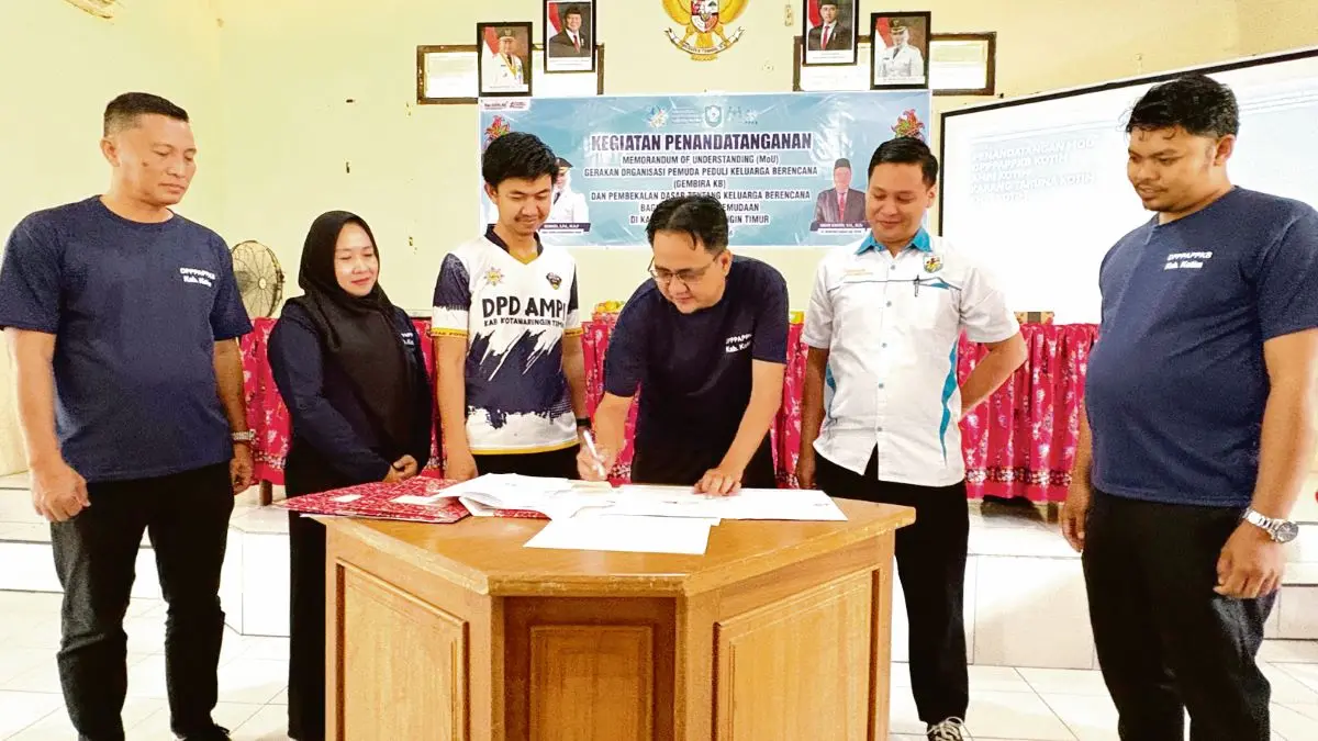 NOTA KESEPAHAMAN: Penandatanganan MoU Gerakan Organisasi Pemuda Peduli Keluarga Berencana (GEMBIRA KB) oleh Kepala DPPPAPPKB Kotim Achmad Yusi, di aula Kantor DPPPAPPKB Kotim, Rabu (22/7/2026). FOTO: YUNI/RADAR SAMPIT 