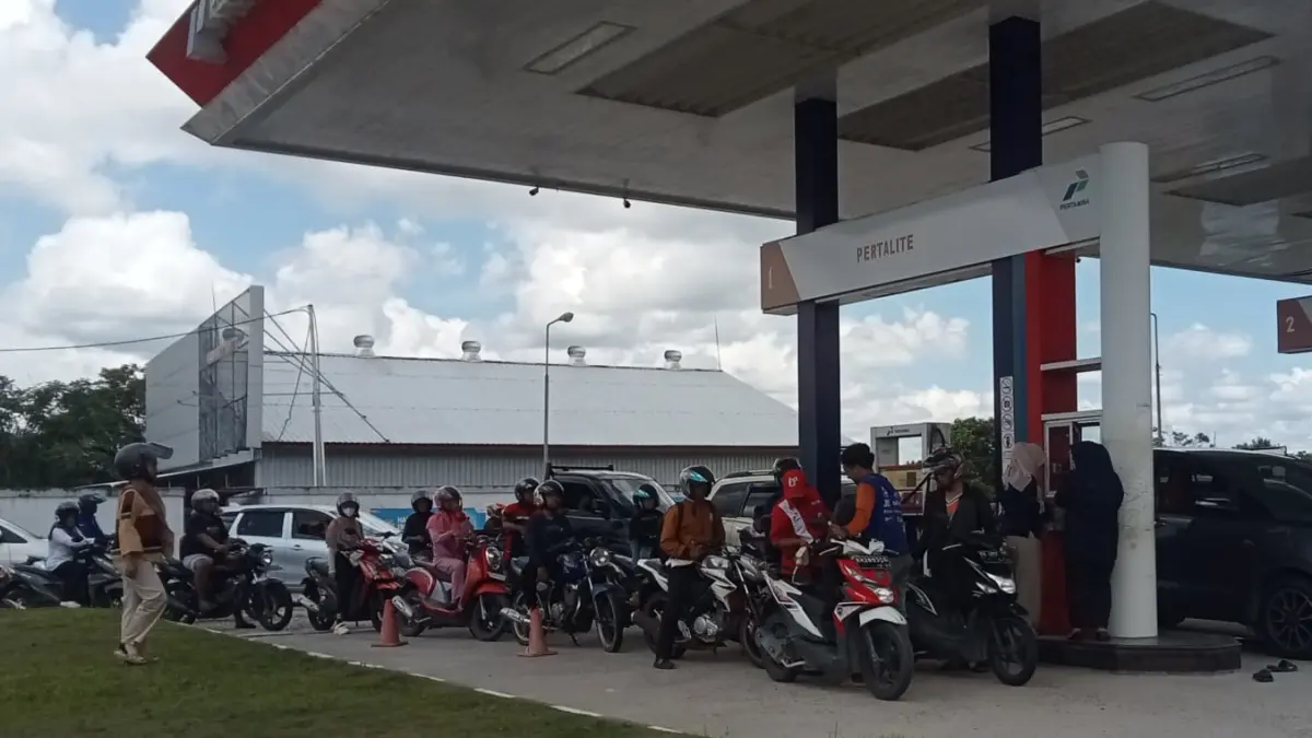 Para pengendara saat antri pengisian BBM di SPBU Bangun Sukma Jaya Kabupaten Sukamara. (FAUZIANNUR/RADAR SAMPIT) &nbsp;